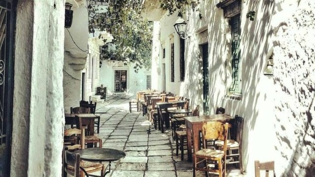 Απείρανθος Νάξου: Το μαγευτικό χωριό των Κυκλάδων που οι κάτοικοι μιλάνε… Κρητικά!