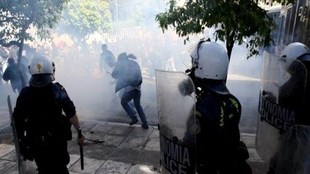 Χαμός στο κέντρο της Αθήνας: Επεισόδια και χημικά στο φοιτητικό συλλαλητήριο