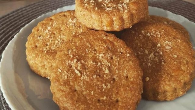 Αλμυρά μπισκότα με τσένταρ, παρμεζάνα και αλεύρι ολικής