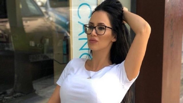 Έπεσαν… σαγόνια με την Χριστίνα του Big Brother: Έβαλε κολλητά ρούχα, τα έβγαλε έξω και προκάλεσε «εγκεφαλικά»