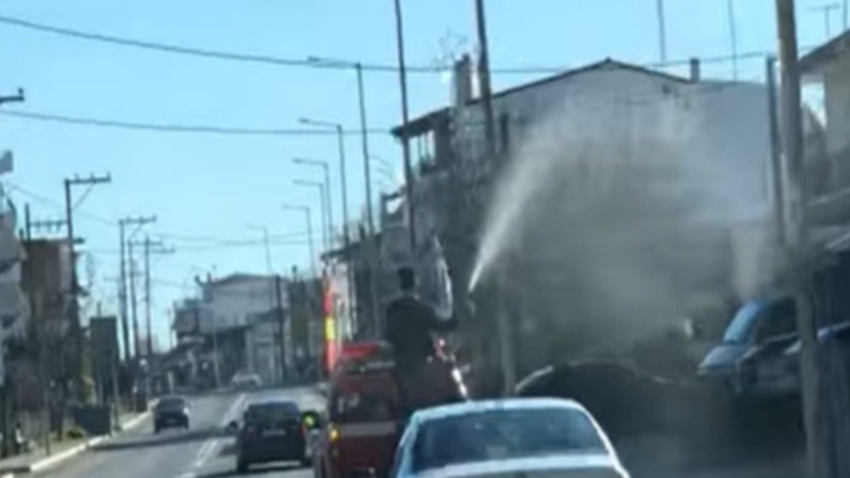 Θεοφάνεια: Παπάς στη Λαμία “αγιάζει” με υδροφόρα τα σπίτια λόγω καραντίνας
