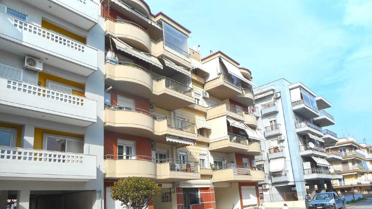 Συναγερμός στη Θεσσαλονίκη: Γυναίκα έπεσε στο κενό από το μπαλκόνι της