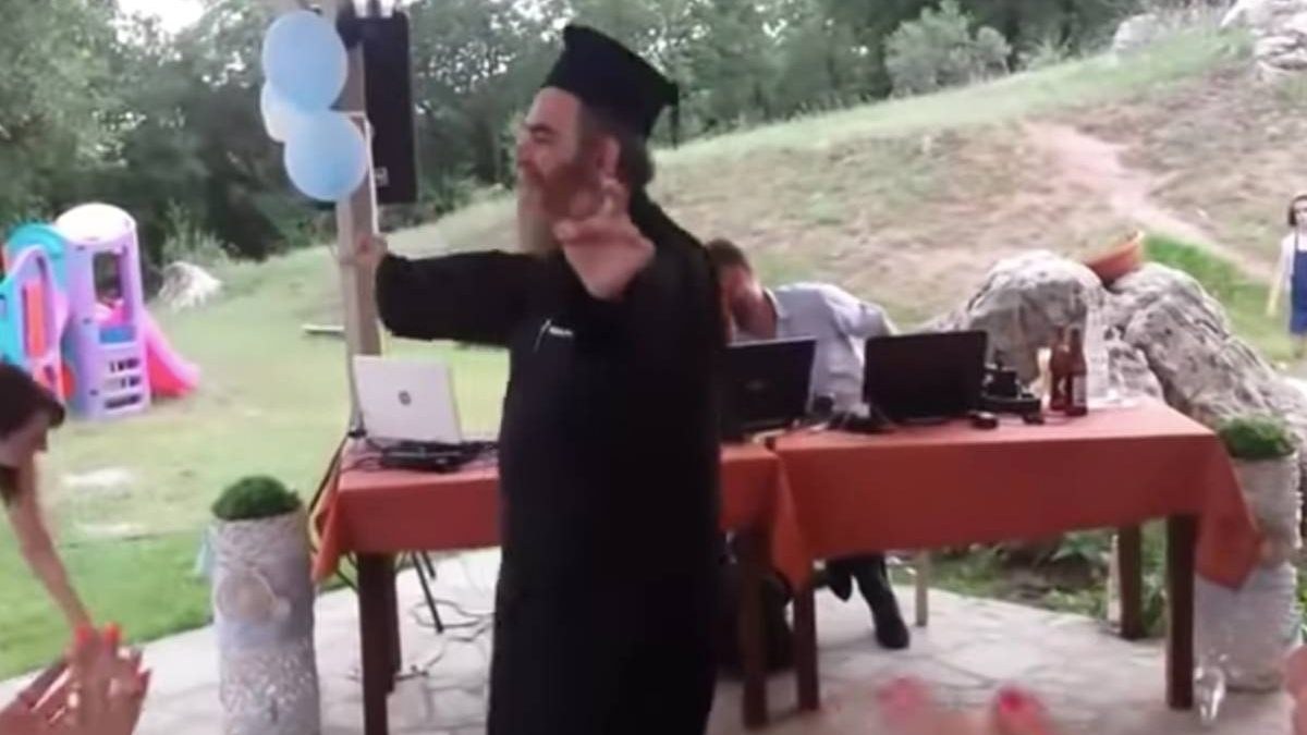 Σκέτος λεβέντης: Μερακλής παπάς χορεύει το πιο… ασήκωτο ζεϊμπέκικο