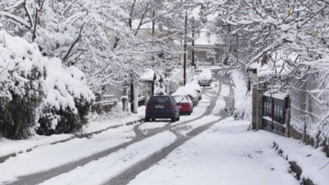 Έλληνες συνωμοσιολόγοι αμφισβητούν ότι χιόνισε στην… Αθήνα!
