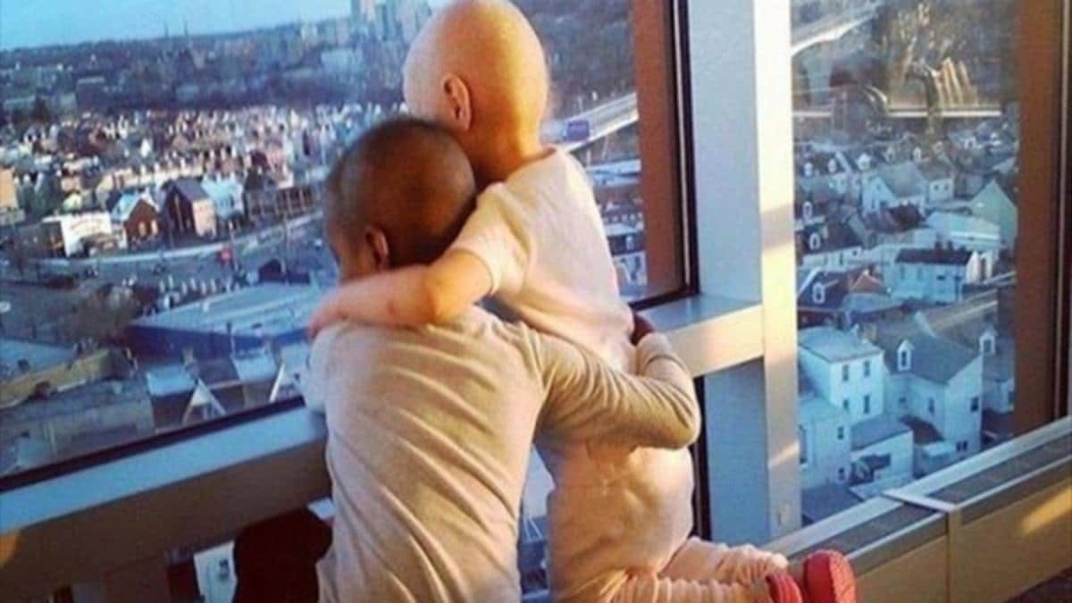 2 μικρά κορίτσια παλεύουν αγκαλιασμένα με τον καρκίνο! Η συγκινητική φωτογραφία που έγινε viral