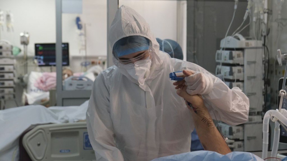 Οικογενειακή τραγωδία: Μητέρα “έχασε” τη ζωή της από τον κορωνοϊό – Νοσηλεύονται ο άντρας και ο γιος της