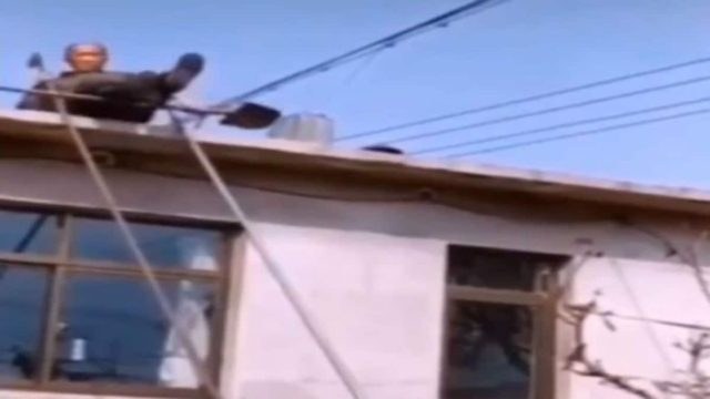 77χρονος παππούς θέλησε να κατέβει απ’ τη στέγη χωρίς σκάλα – Δεν φαντάζεστε τι συνέβη… (Video)