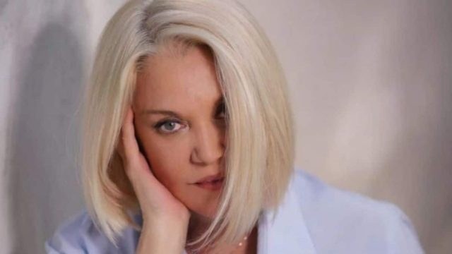 Χαμός με τη Ρούλα Κορομηλά – Κυκλοφόρησαν απαγορευμένες φωτογραφίες – Γυμνή στο κρεβάτι!