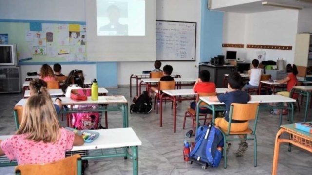 Κορωνοϊός: Άνοιγμα σχολείων και ελεύθερες διαδημοτικές μετακινήσεις από τις 5 Απριλίου