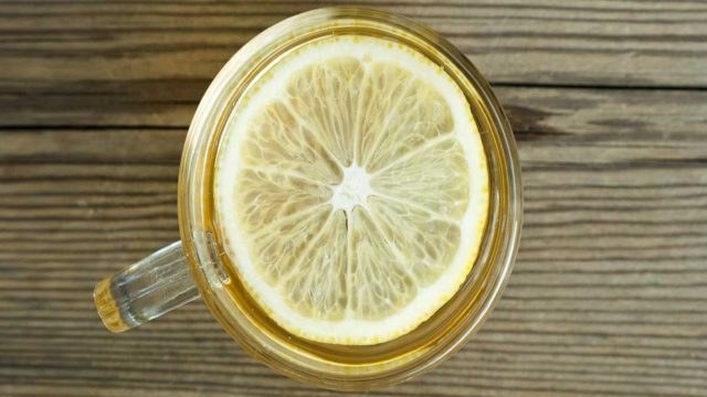Πίνετε ζεστό νερό με λεμόνι το πρωί – Τότε αυτά τα 7 πράγματα θα συμβούν
