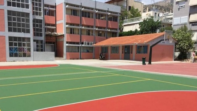 Πρόταση βόμβα: Μάθημα στα προαύλια των σχολείων
