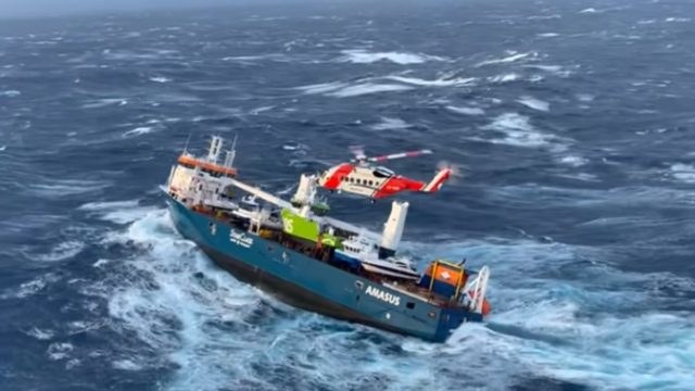 Πλοίο κινδυνεύει να βυθιστεί – Δραματικές στιγμές στη θάλασσα της Νορβηγίας (Video)