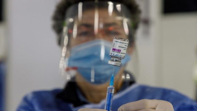 Κορωνοϊός: Εγκεφαλικά νεκρή η 44χρονη που εμβολιάστηκε με AstraZeneca – Σταματούν τη χορήγηση φαρμάκων
