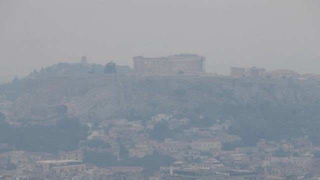 Φωτιά στον Σχίνο Κορινθίας: Ο καπνός έκρυψε την Ακρόπολη – Εικόνες σοκ