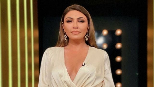 Έλενα Παπαρίζου: “Στενοχωρήθηκα τόσο, που έφαγα ένα μπέργκερ” – Η απάντησή της για body shaming