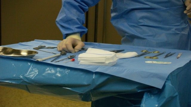 Θεσσαλονίκη: Κατηγορείται για τον θάνατο ενός 24χρονου – Νέα καταγγελία κατά του γιατρού που εγχείρησε την 14χρονη κόρη του ιερέα – Σπάραξαν καρδιές στην κηδεία της