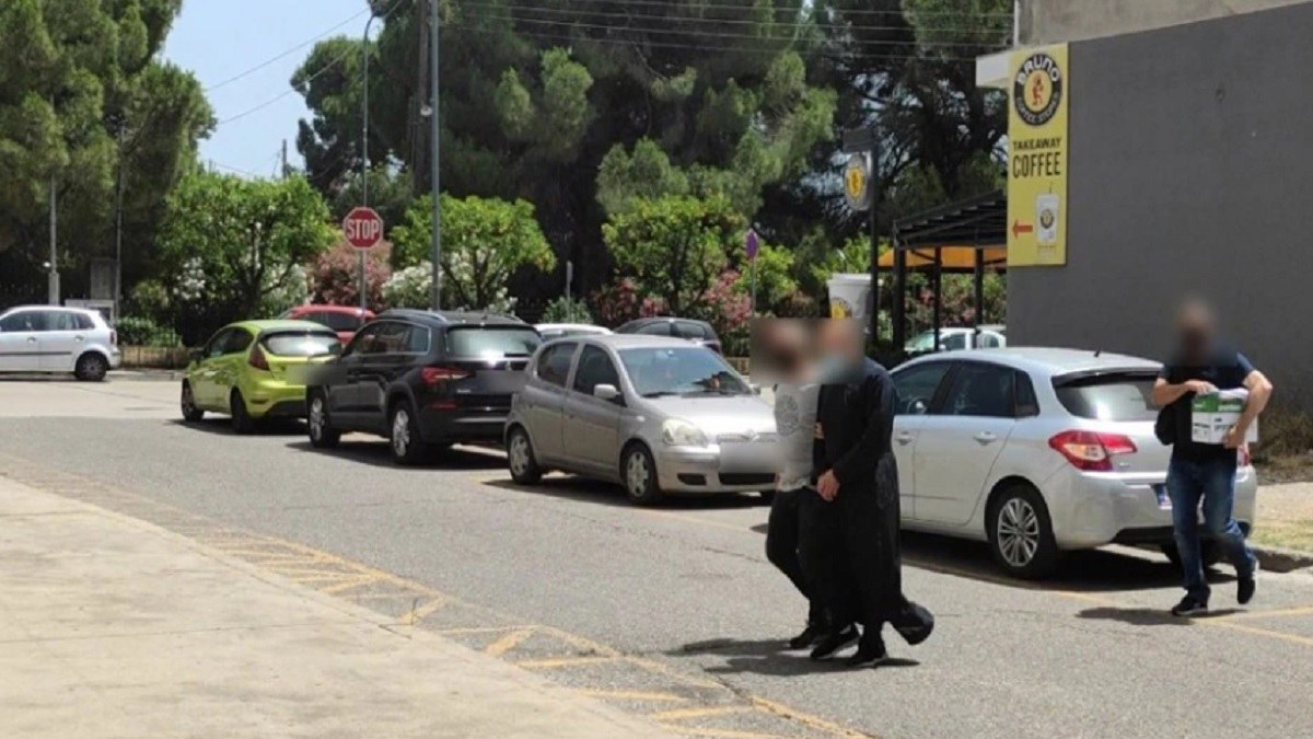 Αγρίνιο: Kατέθεσε υπέρ του ιερέα η μητέρα των κοριτσιών που τον κατήγγειλαν για βιασμό! Οι “γυμνές πλάτες” και η προφυλάκιση! (Video)