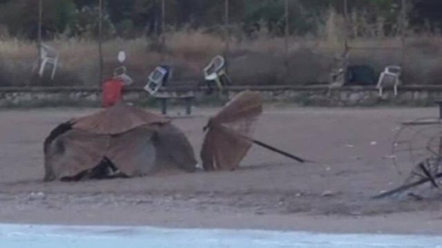 Εβαλαν φωτιά σε ομπρέλες και πετούσαν πέτρες στους πυροσβέστες που ήρθαν να τη σβήσουν