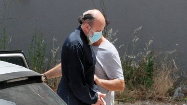 Αγρίνιο: Βρήκαν 19χρονη κρυμμένη στη ντουλάπα του ιερέα που κατηγορείται για βιασμούς