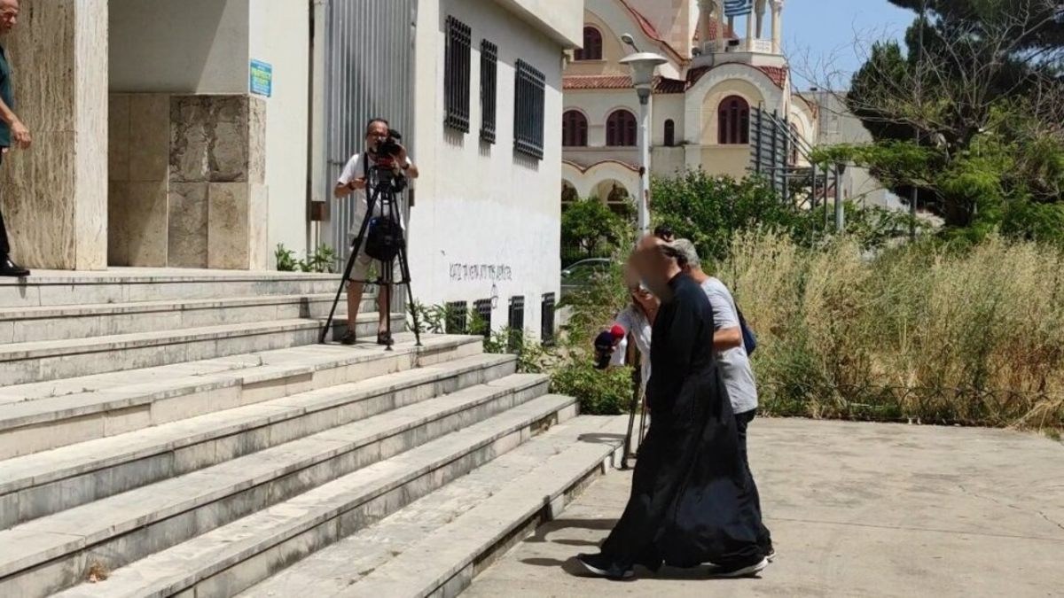 Αγρίνιο – Ιερέας: Νέα στοιχεία για τον βιασμό που κατηγορείται – Την χάιδευε στα πόδια και στο στήθος την ώρα της εξομολόγησης