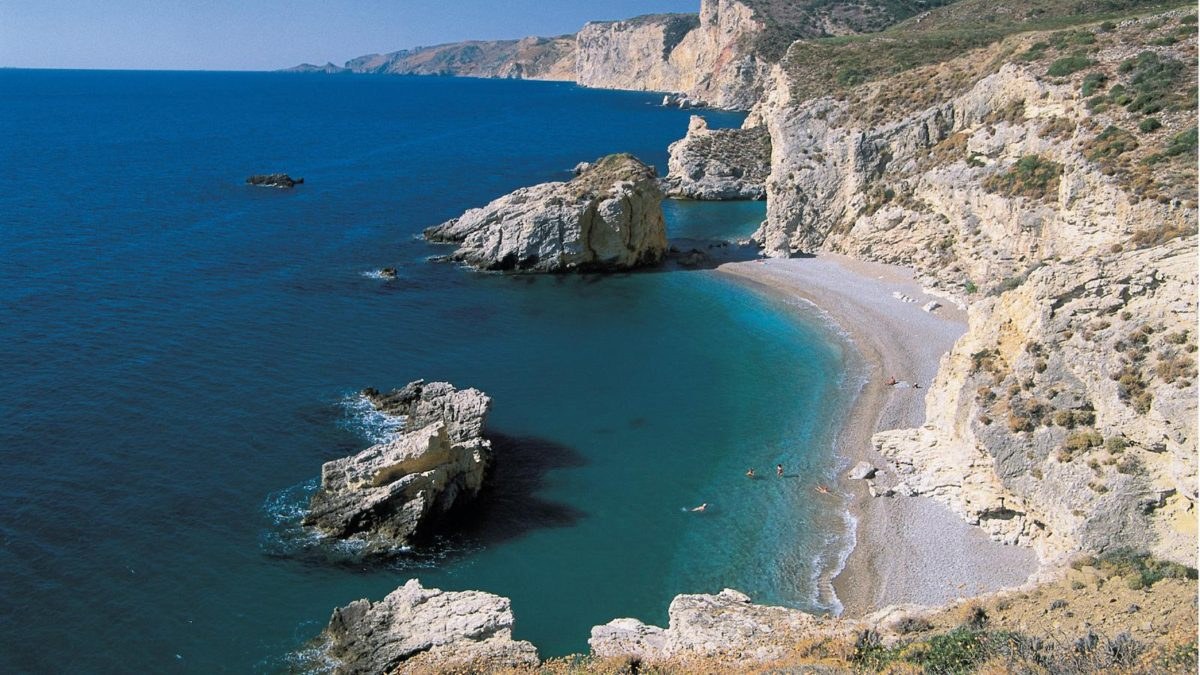 Κύθηρα: Η παραμυθένια παραλία με την λευκή άμμο και το ναυάγιο & 7 λόγοι για να κάνεις διακοπές στο νησί