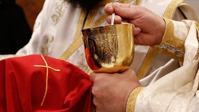 Ιερέας τέθηκε σε αργία από τον Μητροπολίτη Ιωαννίνων γιατί χρησιμοποίησε κουταλάκια μιας χρήσης στη Θεία Κοινωνία!