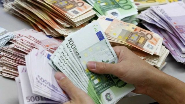 Κατώτατος μισθός: Αποφασίζει η κυβέρνηση για την αύξησή του – Ποια τα σενάρια