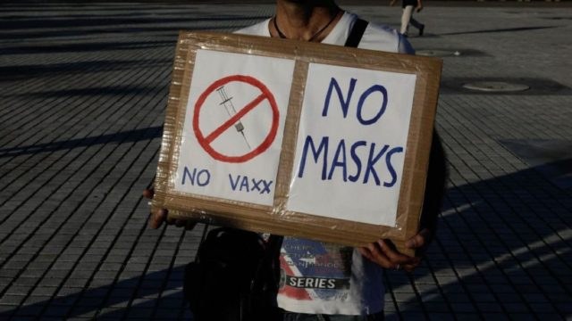 Το κίνημα των αντιεμβολιαστών κερδίζει έδαφος στην Ευρώπη – Τι συμβαίνει σε 4 χώρες της Γηραιάς Ηπείρου