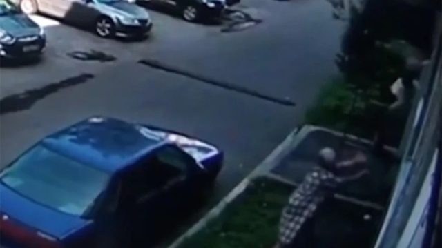 Απίστευτο! Γιαγιά πιάνει στον αέρα μωρό που πέφτει στο κενό