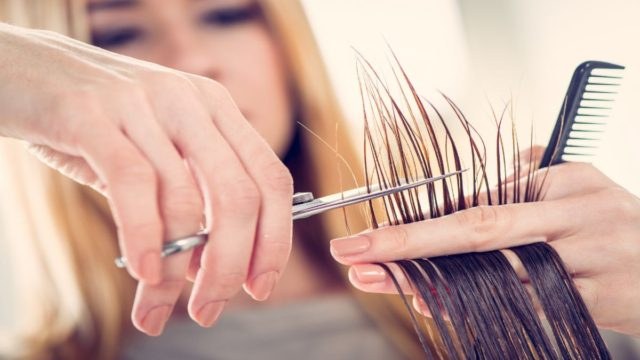 Έγκυος κομμώτρια δηλώνει πως δεν θα κουρεύει εμβολιασμένους πελάτες!