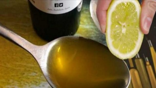 Έστυψε 1 λεμόνι σε λίγο ελαιόλαδο και δε σταμάτησε να το κάνει για όλη της τη ζωή! Μάθετε γιατί!