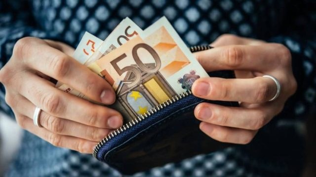 «Θρίλερ» για τον κατώτατο μισθό: Αποφασίζει η κυβέρνηση για την αύξηση ή το «πάγωμά» του