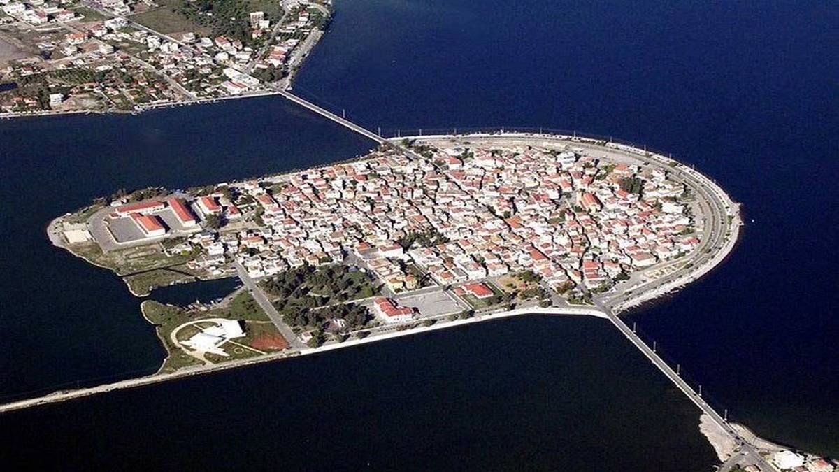 Η Βενετία της Ελλάδας: Αρχικά αποτελούταν από πολλά μικρά νησάκια, που οι ψαράδες τα ένωσαν με γεφυράκια