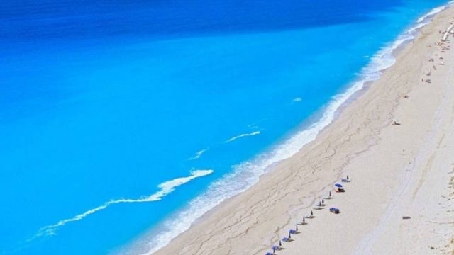 Κάθισμα Λευκάδας: Η παραλία με τα κρυστάλλινα νερά σε την ατελείωτη αμμουδιά