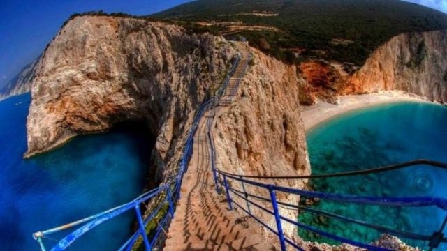 Πόρτο Κατσίκι: Η μαγική παραλία της Λευκάδας που για να φτάσεις πρέπει να κατέβεις 100 σκαλοπάτια