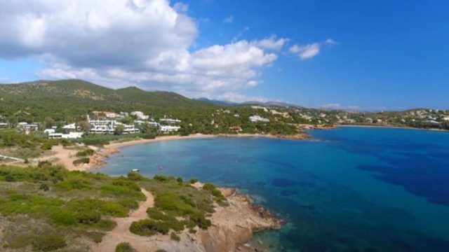 Ακτή Ασημάκη: Η παραλία στα νότια της Αττικής μέσα στο πράσινο με τα καταγάλανα, καθαρά νερά!