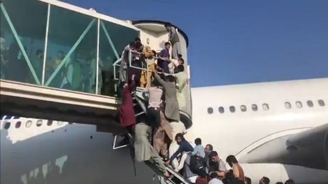 Αφγανιστάν: Πέντε νεκροί στο αεροδρόμιο της Καμπούλ – Χάος με πυροβολισμούς και ποδοπατήματα