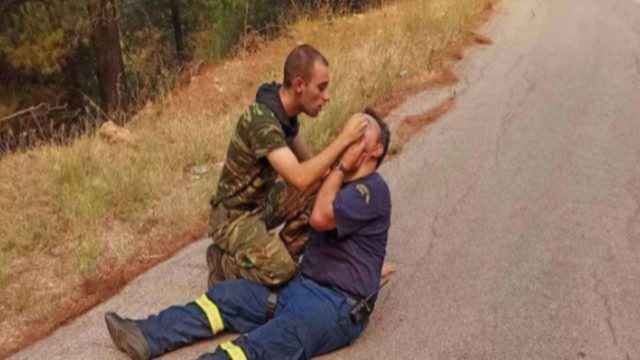 Viral φωτογραφία από τις φωτιές: Στρατιώτης παρέχει τις πρώτες βοήθειες σε πυροσβέστη!