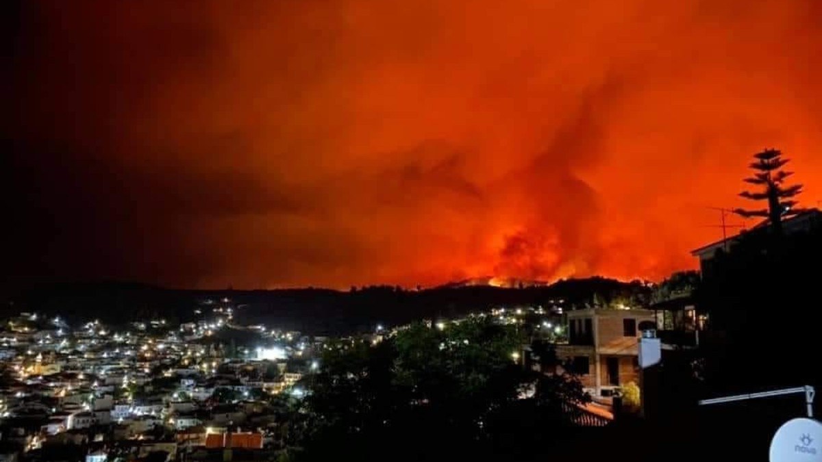 Φωτιά στην Εύβοια: Το μοναστήρι του Οσίου Δαυίδ έχει κυκλωθεί από τις φλόγες – Οι μοναχοί δεν το εγκαταλείπουν