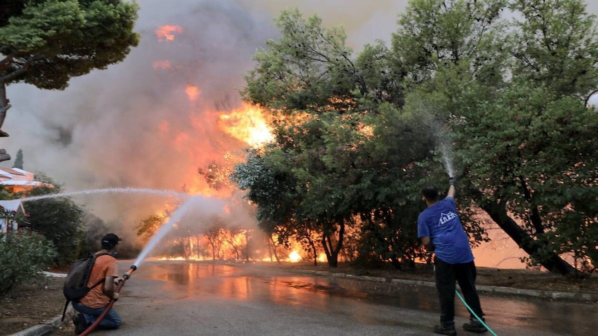Φωτιά στην Αττική: Σοβαρά τραυματισμένος στο κεφάλι κάτοικος στην Ιπποκράτειο Πολιτεία