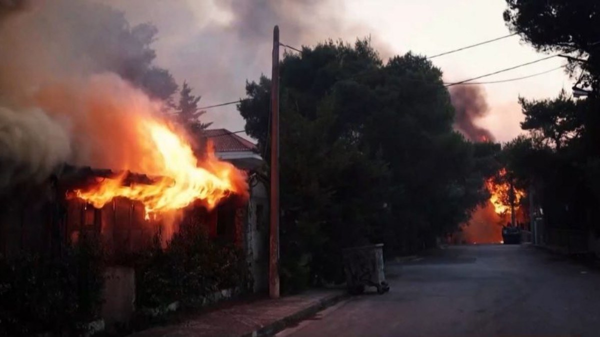 Φωτιά στη Βαρυμπόμπη – Γιάννης Καλλιάνος: Aύριο οι άνεμοι θα φτάσουν τα 8 μποφόρ!