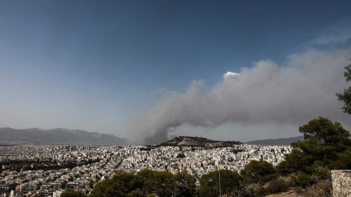 Φωτιά στη Βαρυμπόμπη: Εκκενώνονται Ιπποκράτειος Πολιτεία και Δροσοπηγή – Μήνυμα από το 112