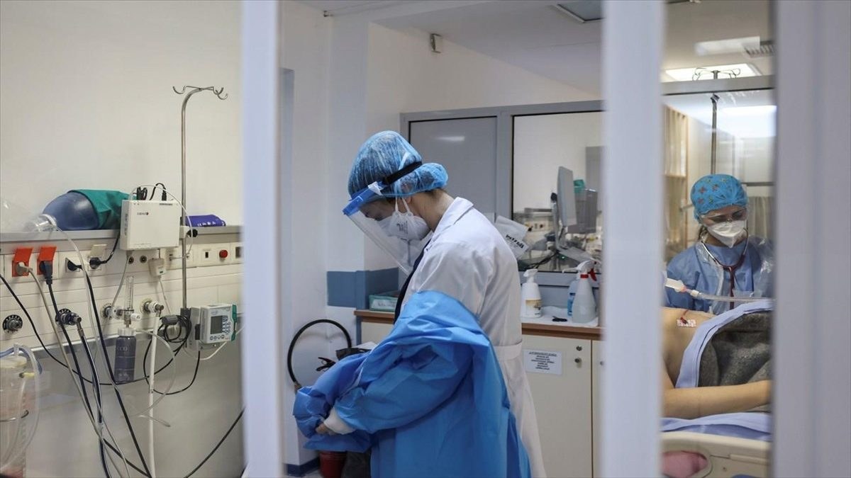 Κορωνοϊός: Τα εμβόλια μείωσαν αισθητά διασωληνωμένους και θανάτους – Δείτε τους πίνακες