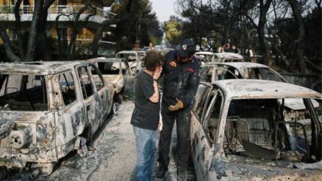 «Αναγνωρίσαμε τη γυναίκα μου όταν έδωσε η κόρη μας DNA – Είστε τραγικοί να συγκρίνετε»: Συγκλονίζει κάτοικος του Ματιού για την φετινή τραγωδία