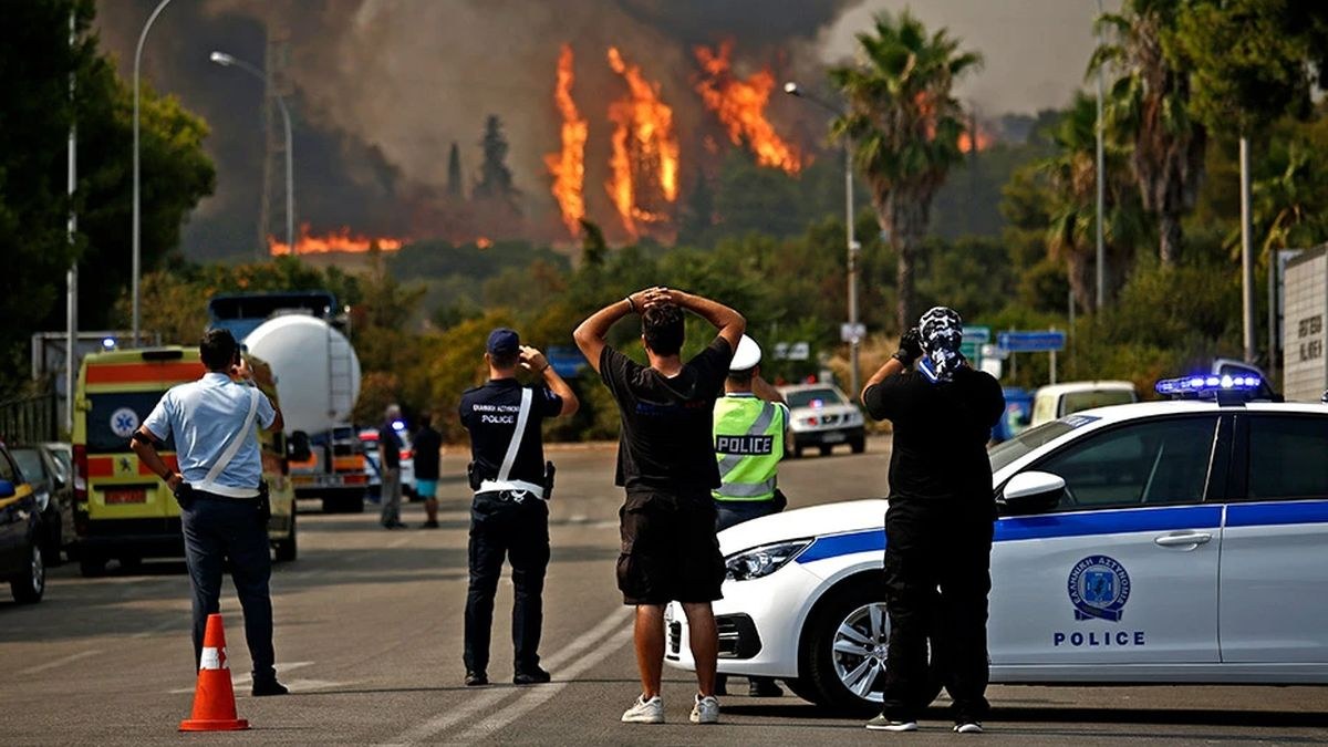 Φωτιά στη Βαρυμπόμπη: Πληροφορίες για εγκλωβισμένους – Εκκενώνονται περιοχές στους Θρακομακεδόνες, καίγονται σπίτια!