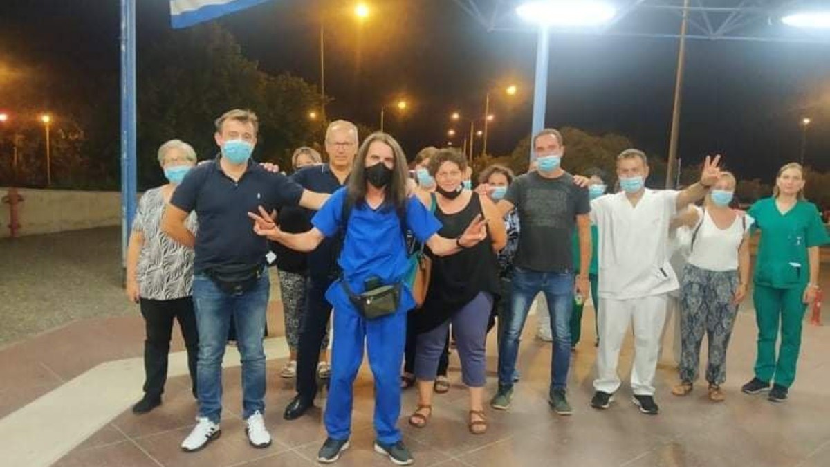 Απίστευτο! Τραυματιοφορέας έρχεται με τα πόδια από την Λάρισα στην Αθήνα για να διαμαρτυρηθεί για τις αναστολές