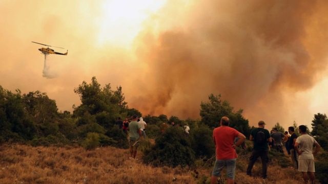 Κόλαση στα Βίλια: Εκκενώνονται κι άλλοι οικισμοί – Εφιαλτικό σενάριο για τη Μάνδρα