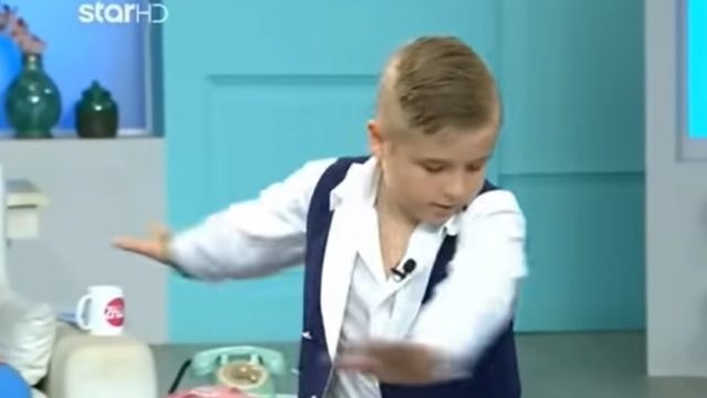 Το ζεϊμπέκικο του πιο μάγκα πιτσιρίκου για τον Γιώργο Καραϊβάζ που έκανε τη Ζήνα Κουτσελίνη να «γονατίσει»