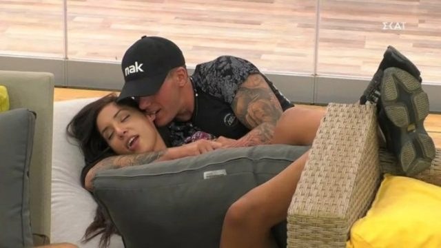 Big Brother 2: Ντοκουμέντο από τα «καυτά» φιλιά του Πέτσα και της Ανχελίτα στο ντουζ (Photo)