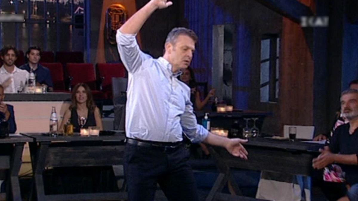 Το βαρύ ζεϊμπέκικό του Απόστολου Γκλέτσου – Πέταξε τραπέζια και έγινε χαμός!